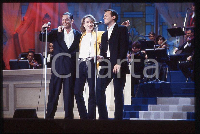 883 FIORELLO Max PEZZALI Festival Italiano 1993 - 35mm vintage slide 19 Diapositiva originale, in formato 35 mm.Scattata durante le riprese della trasmissione televisiva "Festival Italiano".Nella diapositive compare inoltre Mauro Repetto.Per i diritti rivolgersi a ICharta.E' severamente vietata la riproduzione. Tutti i diritti sono riservati.ICharta mette in vendita, sul negozio eBay e in esclusiva sul sito "icharta" il proprio archivio composto da numerose diapositive e negativi fotografici d'epoca, tutti originali e autentici, che attraversano la storia del costume tra la fine degli anni Sessanta e Novanta.Si tratta di uno sguardo inedito sull'attualità , la politica, la vita quotidiana, il gossip e la cultura, che fotografa il cambiamento della nazione in quest'ultimo scorcio del XX secolo.Un'occasione unica per il mercato del collezionismo, che vede finalmente disponibile un archivio eccezionale per vastità , tematiche e condizioni, in un settore (il negativo fotografico e la diapositiva) di assoluta novitÃ e dalle interessanti prospettive di investimento. GOOD/buono   originale e autentica 1