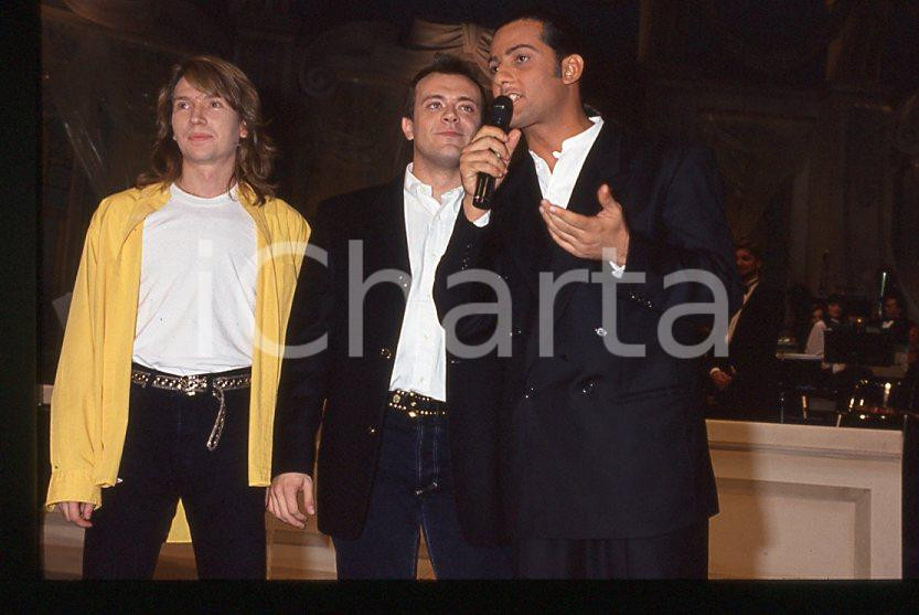 883 FIORELLO Max PEZZALI Festival Italiano 1993 - 35mm vintage slide 18 Diapositiva originale, in formato 35 mm.Scattata durante le riprese della trasmissione televisiva "Festival Italiano".Nella diapositive compare inoltre Mauro Repetto.Per i diritti rivolgersi a ICharta.E' severamente vietata la riproduzione. Tutti i diritti sono riservati.ICharta mette in vendita, sul negozio eBay e in esclusiva sul sito "icharta" il proprio archivio composto da numerose diapositive e negativi fotografici d'epoca, tutti originali e autentici, che attraversano la storia del costume tra la fine degli anni Sessanta e Novanta.Si tratta di uno sguardo inedito sull'attualità , la politica, la vita quotidiana, il gossip e la cultura, che fotografa il cambiamento della nazione in quest'ultimo scorcio del XX secolo.Un'occasione unica per il mercato del collezionismo, che vede finalmente disponibile un archivio eccezionale per vastità , tematiche e condizioni, in un settore (il negativo fotografico e la diapositiva) di assoluta novitÃ e dalle interessanti prospettive di investimento. GOOD/buono   originale e autentica 1