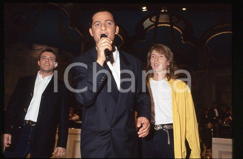 883 FIORELLO Max PEZZALI Festival Italiano 1993 - 35mm vintage slide 21 Diapositiva originale, in formato 35 mm.Scattata durante le riprese della trasmissione televisiva "Festival Italiano".Nella diapositive compare inoltre Mauro Repetto.Per i diritti rivolgersi a ICharta.E' severamente vietata la riproduzione. Tutti i diritti sono riservati.ICharta mette in vendita, sul negozio eBay e in esclusiva sul sito "icharta" il proprio archivio composto da numerose diapositive e negativi fotografici d'epoca, tutti originali e autentici, che attraversano la storia del costume tra la fine degli anni Sessanta e Novanta.Si tratta di uno sguardo inedito sull'attualità , la politica, la vita quotidiana, il gossip e la cultura, che fotografa il cambiamento della nazione in quest'ultimo scorcio del XX secolo.Un'occasione unica per il mercato del collezionismo, che vede finalmente disponibile un archivio eccezionale per vastità , tematiche e condizioni, in un settore (il negativo fotografico e la diapositiva) di assoluta novitÃ e dalle interessanti prospettive di investimento. GOOD/buono   originale e autentica 1