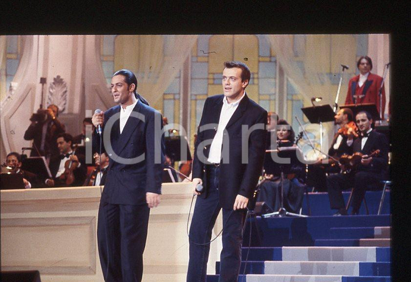 883 FIORELLO Max PEZZALI Festival Italiano 1993 - 35mm vintage slide 26 Diapositiva originale, in formato 35 mm.Scattata durante le riprese della trasmissione televisiva "Festival Italiano".Per i diritti rivolgersi a ICharta.E' severamente vietata la riproduzione. Tutti i diritti sono riservati.ICharta mette in vendita, sul negozio eBay e in esclusiva sul sito "icharta" il proprio archivio composto da numerose diapositive e negativi fotografici d'epoca, tutti originali e autentici, che attraversano la storia del costume tra la fine degli anni Sessanta e Novanta.Si tratta di uno sguardo inedito sull'attualità , la politica, la vita quotidiana, il gossip e la cultura, che fotografa il cambiamento della nazione in quest'ultimo scorcio del XX secolo.Un'occasione unica per il mercato del collezionismo, che vede finalmente disponibile un archivio eccezionale per vastità , tematiche e condizioni, in un settore (il negativo fotografico e la diapositiva) di assoluta novitÃ e dalle interessanti prospettive di investimento. GOOD/buono   originale e autentica 1