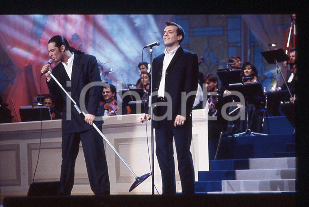 883 FIORELLO Max PEZZALI Festival Italiano 1993 - 35mm vintage slide 28 Diapositiva originale, in formato 35 mm.Scattata durante le riprese della trasmissione televisiva "Festival Italiano".Per i diritti rivolgersi a ICharta.E' severamente vietata la riproduzione. Tutti i diritti sono riservati.ICharta mette in vendita, sul negozio eBay e in esclusiva sul sito "icharta" il proprio archivio composto da numerose diapositive e negativi fotografici d'epoca, tutti originali e autentici, che attraversano la storia del costume tra la fine degli anni Sessanta e Novanta.Si tratta di uno sguardo inedito sull'attualità , la politica, la vita quotidiana, il gossip e la cultura, che fotografa il cambiamento della nazione in quest'ultimo scorcio del XX secolo.Un'occasione unica per il mercato del collezionismo, che vede finalmente disponibile un archivio eccezionale per vastità , tematiche e condizioni, in un settore (il negativo fotografico e la diapositiva) di assoluta novitÃ e dalle interessanti prospettive di investimento. GOOD/buono   originale e autentica 1