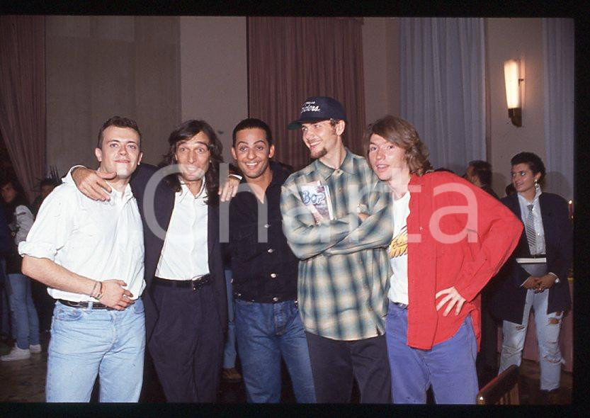 883 Max PEZZALI - JOVANOTTI Claudio CECCHETTO 1995 ca - 35mm vintage slide Diapositiva originale, in formato 35 mm.Nella diapositiva compaiono inoltre Fiorello e Mauro Repetto.Per i diritti rivolgersi a ICharta.E' severamente vietata la riproduzione. Tutti i diritti sono riservati.ICharta mette in vendita, sul negozio eBay e in esclusiva sul sito "icharta" il proprio archivio composto da numerose diapositive e negativi fotografici d'epoca, tutti originali e autentici, che attraversano la storia del costume tra la fine degli anni Sessanta e Novanta.Si tratta di uno sguardo inedito sull'attualità , la politica, la vita quotidiana, il gossip e la cultura, che fotografa il cambiamento della nazione in quest'ultimo scorcio del XX secolo.Un'occasione unica per il mercato del collezionismo, che vede finalmente disponibile un archivio eccezionale per vastità , tematiche e condizioni, in un settore (il negativo fotografico e la diapositiva) di assoluta novitÃ e dalle interessanti prospettive di investimento. GOOD/buono   originale e autentica 1