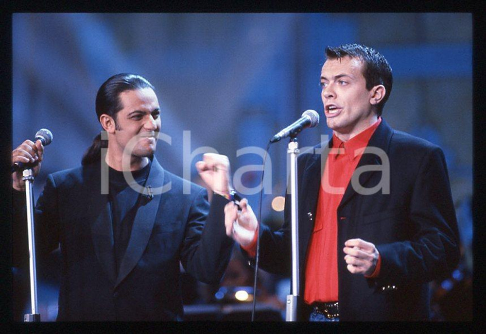 883 FIORELLO Max PEZZALI Festival Italiano 1993 - 35mm vintage slide 36 Diapositiva originale, in formato 35 mm.Scattata durante le riprese della trasmissione televisiva "Festival Italiano".Per i diritti rivolgersi a ICharta.E' severamente vietata la riproduzione. Tutti i diritti sono riservati.ICharta mette in vendita, sul negozio eBay e in esclusiva sul sito "icharta" il proprio archivio composto da numerose diapositive e negativi fotografici d'epoca, tutti originali e autentici, che attraversano la storia del costume tra la fine degli anni Sessanta e Novanta.Si tratta di uno sguardo inedito sull'attualità , la politica, la vita quotidiana, il gossip e la cultura, che fotografa il cambiamento della nazione in quest'ultimo scorcio del XX secolo.Un'occasione unica per il mercato del collezionismo, che vede finalmente disponibile un archivio eccezionale per vastità , tematiche e condizioni, in un settore (il negativo fotografico e la diapositiva) di assoluta novitÃ e dalle interessanti prospettive di investimento. GOOD/buono   originale e autentica 1