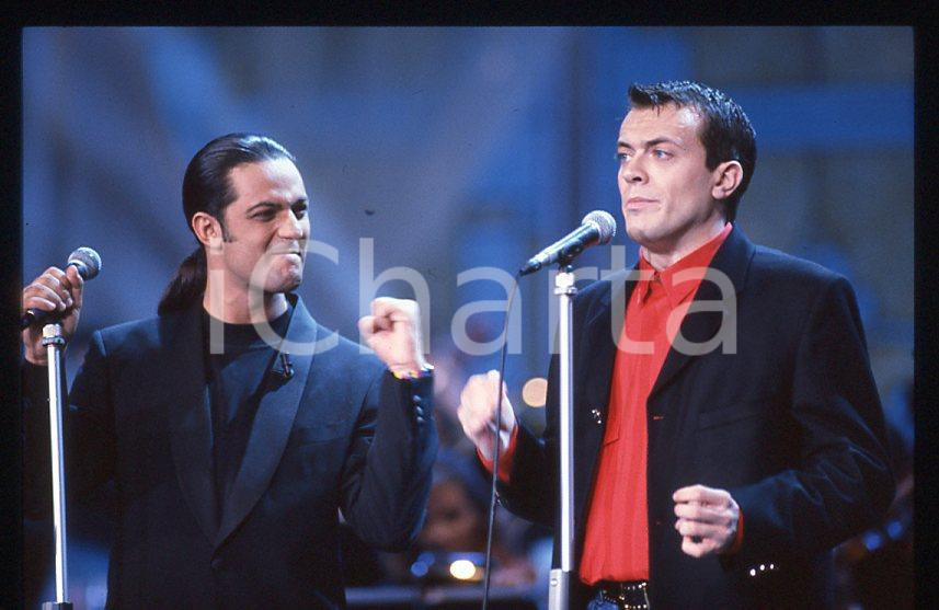 883 FIORELLO Max PEZZALI Festival Italiano 1993 - 35mm vintage slide 38 Diapositiva originale, in formato 35 mm.Scattata durante le riprese della trasmissione televisiva "Festival Italiano".Per i diritti rivolgersi a ICharta.E' severamente vietata la riproduzione. Tutti i diritti sono riservati.ICharta mette in vendita, sul negozio eBay e in esclusiva sul sito "icharta" il proprio archivio composto da numerose diapositive e negativi fotografici d'epoca, tutti originali e autentici, che attraversano la storia del costume tra la fine degli anni Sessanta e Novanta.Si tratta di uno sguardo inedito sull'attualità , la politica, la vita quotidiana, il gossip e la cultura, che fotografa il cambiamento della nazione in quest'ultimo scorcio del XX secolo.Un'occasione unica per il mercato del collezionismo, che vede finalmente disponibile un archivio eccezionale per vastità , tematiche e condizioni, in un settore (il negativo fotografico e la diapositiva) di assoluta novitÃ e dalle interessanti prospettive di investimento. GOOD/buono   originale e autentica 1