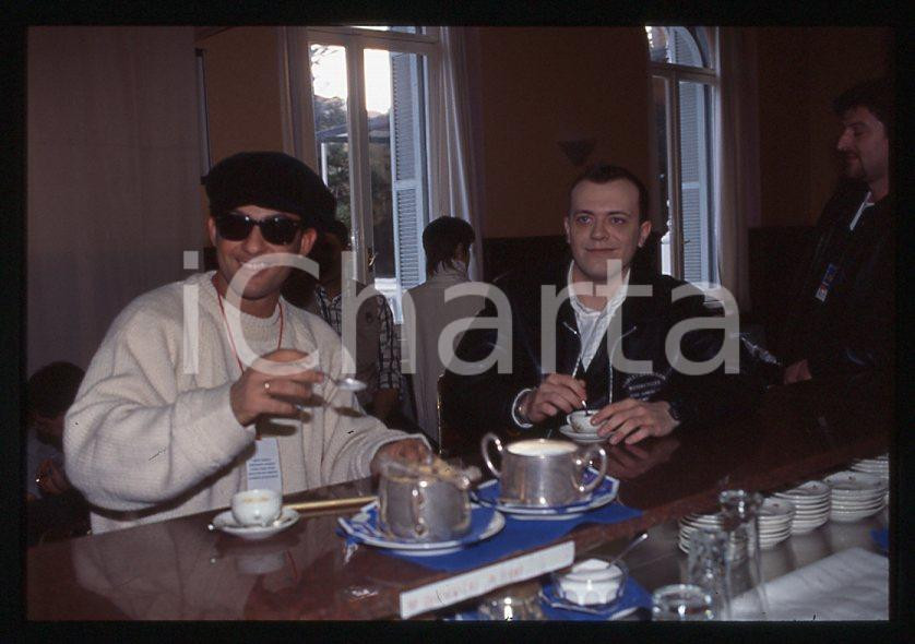 Negativo, diapositiva originale 883 Max PEZZALI e FIORELLO al bar 1995 ca  35mm vintage slide 1
