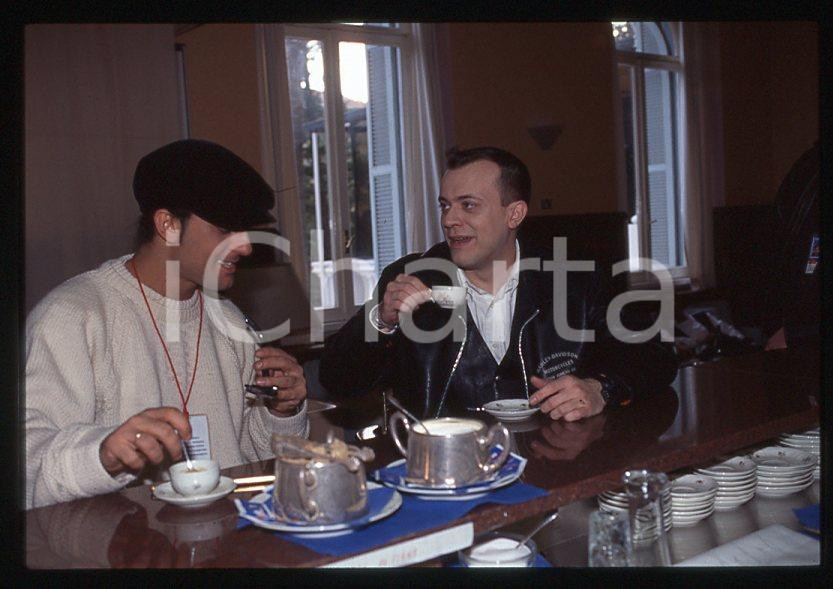 883 Max PEZZALI e FIORELLO al bar 1995 ca - 35mm vintage slide (2) Diapositiva originale, in formato 35 mm.Per i diritti rivolgersi a ICharta.E' severamente vietata la riproduzione. Tutti i diritti sono riservati.ICharta mette in vendita, sul negozio eBay e in esclusiva sul sito "icharta" il proprio archivio composto da numerose diapositive e negativi fotografici d'epoca, tutti originali e autentici, che attraversano la storia del costume tra la fine degli anni Sessanta e Novanta.Si tratta di uno sguardo inedito sull'attualità , la politica, la vita quotidiana, il gossip e la cultura, che fotografa il cambiamento della nazione in quest'ultimo scorcio del XX secolo.Un'occasione unica per il mercato del collezionismo, che vede finalmente disponibile un archivio eccezionale per vastità , tematiche e condizioni, in un settore (il negativo fotografico e la diapositiva) di assoluta novitÃ e dalle interessanti prospettive di investimento. GOOD/buono   originale e autentica 1