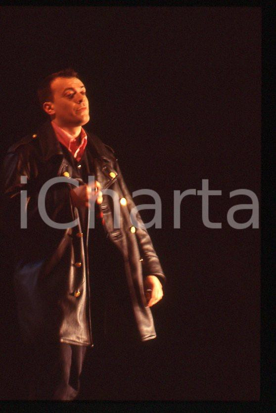 883 Max PEZZALI in concerto 1995 ca - 35mm vintage slide (3) Diapositiva originale, in formato 35 mm.Per i diritti rivolgersi a ICharta.E' severamente vietata la riproduzione. Tutti i diritti sono riservati.ICharta mette in vendita, sul negozio eBay e in esclusiva sul sito "icharta" il proprio archivio composto da numerose diapositive e negativi fotografici d'epoca, tutti originali e autentici, che attraversano la storia del costume tra la fine degli anni Sessanta e Novanta.Si tratta di uno sguardo inedito sull'attualità , la politica, la vita quotidiana, il gossip e la cultura, che fotografa il cambiamento della nazione in quest'ultimo scorcio del XX secolo.Un'occasione unica per il mercato del collezionismo, che vede finalmente disponibile un archivio eccezionale per vastità , tematiche e condizioni, in un settore (il negativo fotografico e la diapositiva) di assoluta novitÃ e dalle interessanti prospettive di investimento. GOOD/buono   originale e autentica 1