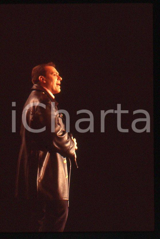 883 Max PEZZALI in concerto 1995 ca - 35mm vintage slide (2) Diapositiva originale, in formato 35 mm.Per i diritti rivolgersi a ICharta.E' severamente vietata la riproduzione. Tutti i diritti sono riservati.ICharta mette in vendita, sul negozio eBay e in esclusiva sul sito "icharta" il proprio archivio composto da numerose diapositive e negativi fotografici d'epoca, tutti originali e autentici, che attraversano la storia del costume tra la fine degli anni Sessanta e Novanta.Si tratta di uno sguardo inedito sull'attualità , la politica, la vita quotidiana, il gossip e la cultura, che fotografa il cambiamento della nazione in quest'ultimo scorcio del XX secolo.Un'occasione unica per il mercato del collezionismo, che vede finalmente disponibile un archivio eccezionale per vastità , tematiche e condizioni, in un settore (il negativo fotografico e la diapositiva) di assoluta novitÃ e dalle interessanti prospettive di investimento. GOOD/buono   originale e autentica 1
