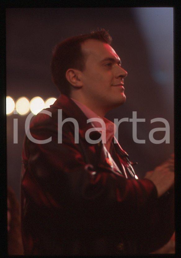 883 Max PEZZALI in concerto 1995 ca - 35mm vintage slide (5) Diapositiva originale, in formato 35 mm.Per i diritti rivolgersi a ICharta.E' severamente vietata la riproduzione. Tutti i diritti sono riservati.ICharta mette in vendita, sul negozio eBay e in esclusiva sul sito "icharta" il proprio archivio composto da numerose diapositive e negativi fotografici d'epoca, tutti originali e autentici, che attraversano la storia del costume tra la fine degli anni Sessanta e Novanta.Si tratta di uno sguardo inedito sull'attualità , la politica, la vita quotidiana, il gossip e la cultura, che fotografa il cambiamento della nazione in quest'ultimo scorcio del XX secolo.Un'occasione unica per il mercato del collezionismo, che vede finalmente disponibile un archivio eccezionale per vastità , tematiche e condizioni, in un settore (il negativo fotografico e la diapositiva) di assoluta novitÃ e dalle interessanti prospettive di investimento. GOOD/buono   originale e autentica 1