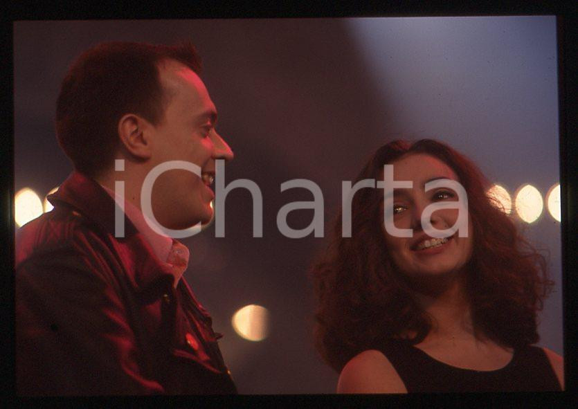 883 Max PEZZALI Ambra ANGIOLINI 1995 ca - 35mm vintage slide Diapositiva originale, in formato 35 mm.Per i diritti rivolgersi a ICharta.E' severamente vietata la riproduzione. Tutti i diritti sono riservati.ICharta mette in vendita, sul negozio eBay e in esclusiva sul sito "icharta" il proprio archivio composto da numerose diapositive e negativi fotografici d'epoca, tutti originali e autentici, che attraversano la storia del costume tra la fine degli anni Sessanta e Novanta.Si tratta di uno sguardo inedito sull'attualità , la politica, la vita quotidiana, il gossip e la cultura, che fotografa il cambiamento della nazione in quest'ultimo scorcio del XX secolo.Un'occasione unica per il mercato del collezionismo, che vede finalmente disponibile un archivio eccezionale per vastità , tematiche e condizioni, in un settore (il negativo fotografico e la diapositiva) di assoluta novitÃ e dalle interessanti prospettive di investimento. GOOD/buono   originale e autentica 1