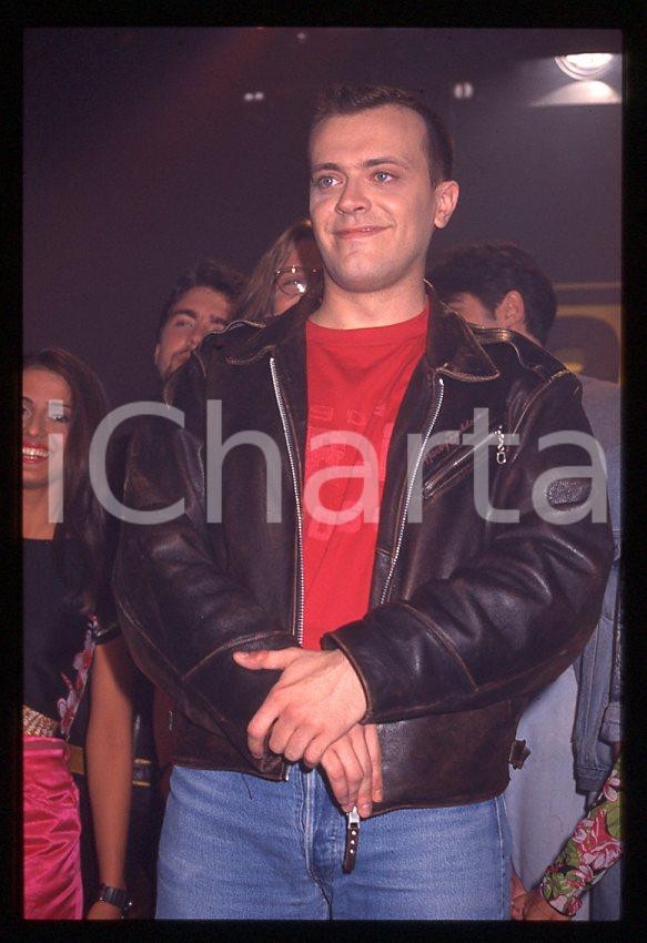 883 Max PEZZALI Concerto su ITALIA 1 1995 - 35mm vintage slide (28) Diapositiva originale, in formato 35 mm.La foto venne scattata durante le riprese dello speciale dedicato all'album "La donna il sogno & il grande incubo" trasmesso su Italia 1.Per i diritti rivolgersi a ICharta.E' severamente vietata la riproduzione. Tutti i diritti sono riservati.ICharta mette in vendita, sul negozio eBay e in esclusiva sul sito "icharta" il proprio archivio composto da numerose diapositive e negativi fotografici d'epoca, tutti originali e autentici, che attraversano la storia del costume tra la fine degli anni Sessanta e Novanta.Si tratta di uno sguardo inedito sull'attualità , la politica, la vita quotidiana, il gossip e la cultura, che fotografa il cambiamento della nazione in quest'ultimo scorcio del XX secolo.Un'occasione unica per il mercato del collezionismo, che vede finalmente disponibile un archivio eccezionale per vastità , tematiche e condizioni, in un settore (il negativo fotografico e la diapositiva) di assoluta novitÃ e dalle interessanti prospettive di investimento. GOOD/buono   originale e autentica 1