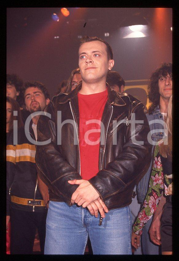 883 Max PEZZALI Concerto su ITALIA 1 1995 - 35mm vintage slide (29) Diapositiva originale, in formato 35 mm.La foto venne scattata durante le riprese dello speciale dedicato all'album "La donna il sogno & il grande incubo" trasmesso su Italia 1.Per i diritti rivolgersi a ICharta.E' severamente vietata la riproduzione. Tutti i diritti sono riservati.ICharta mette in vendita, sul negozio eBay e in esclusiva sul sito "icharta" il proprio archivio composto da numerose diapositive e negativi fotografici d'epoca, tutti originali e autentici, che attraversano la storia del costume tra la fine degli anni Sessanta e Novanta.Si tratta di uno sguardo inedito sull'attualità , la politica, la vita quotidiana, il gossip e la cultura, che fotografa il cambiamento della nazione in quest'ultimo scorcio del XX secolo.Un'occasione unica per il mercato del collezionismo, che vede finalmente disponibile un archivio eccezionale per vastità , tematiche e condizioni, in un settore (il negativo fotografico e la diapositiva) di assoluta novitÃ e dalle interessanti prospettive di investimento. GOOD/buono   originale e autentica 1