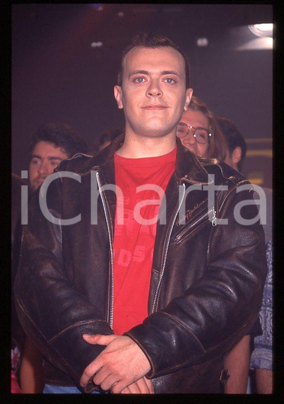 883 Max PEZZALI Concerto su ITALIA 1 1995 - 35mm vintage slide (30) Diapositiva originale, in formato 35 mm.La foto venne scattata durante le riprese dello speciale dedicato all'album "La donna il sogno & il grande incubo" trasmesso su Italia 1.Per i diritti rivolgersi a ICharta.E' severamente vietata la riproduzione. Tutti i diritti sono riservati.ICharta mette in vendita, sul negozio eBay e in esclusiva sul sito "icharta" il proprio archivio composto da numerose diapositive e negativi fotografici d'epoca, tutti originali e autentici, che attraversano la storia del costume tra la fine degli anni Sessanta e Novanta.Si tratta di uno sguardo inedito sull'attualità , la politica, la vita quotidiana, il gossip e la cultura, che fotografa il cambiamento della nazione in quest'ultimo scorcio del XX secolo.Un'occasione unica per il mercato del collezionismo, che vede finalmente disponibile un archivio eccezionale per vastità , tematiche e condizioni, in un settore (il negativo fotografico e la diapositiva) di assoluta novitÃ e dalle interessanti prospettive di investimento. GOOD/buono   originale e autentica 1