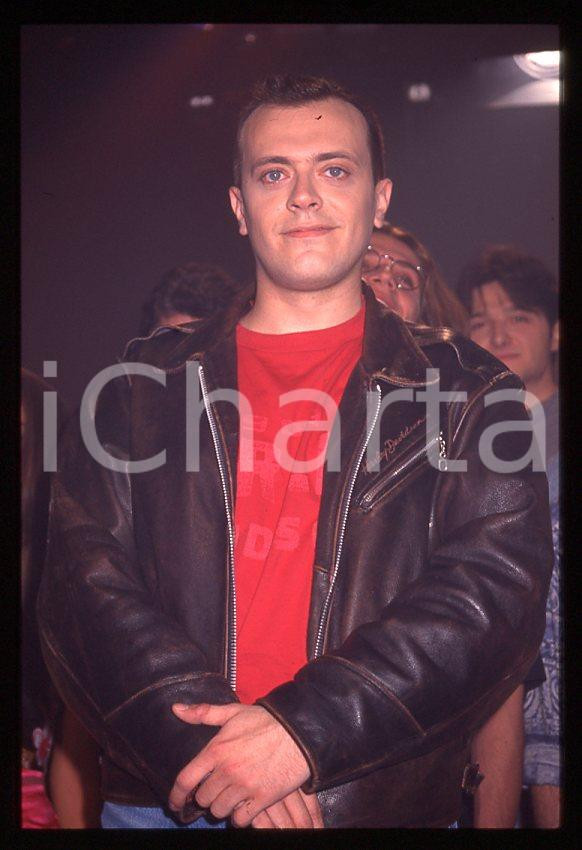 883 Max PEZZALI Concerto su ITALIA 1 1995 - 35mm vintage slide (32) Diapositiva originale, in formato 35 mm.La foto venne scattata durante le riprese dello speciale dedicato all'album "La donna il sogno & il grande incubo" trasmesso su Italia 1.Per i diritti rivolgersi a ICharta.E' severamente vietata la riproduzione. Tutti i diritti sono riservati.ICharta mette in vendita, sul negozio eBay e in esclusiva sul sito "icharta" il proprio archivio composto da numerose diapositive e negativi fotografici d'epoca, tutti originali e autentici, che attraversano la storia del costume tra la fine degli anni Sessanta e Novanta.Si tratta di uno sguardo inedito sull'attualità , la politica, la vita quotidiana, il gossip e la cultura, che fotografa il cambiamento della nazione in quest'ultimo scorcio del XX secolo.Un'occasione unica per il mercato del collezionismo, che vede finalmente disponibile un archivio eccezionale per vastità , tematiche e condizioni, in un settore (il negativo fotografico e la diapositiva) di assoluta novitÃ e dalle interessanti prospettive di investimento. GOOD/buono   originale e autentica 1