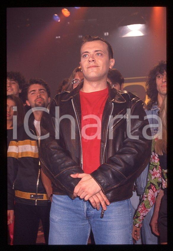 883 Max PEZZALI Concerto su ITALIA 1 1995 - 35mm vintage slide (31) Diapositiva originale, in formato 35 mm.La foto venne scattata durante le riprese dello speciale dedicato all'album "La donna il sogno & il grande incubo" trasmesso su Italia 1.Per i diritti rivolgersi a ICharta.E' severamente vietata la riproduzione. Tutti i diritti sono riservati.ICharta mette in vendita, sul negozio eBay e in esclusiva sul sito "icharta" il proprio archivio composto da numerose diapositive e negativi fotografici d'epoca, tutti originali e autentici, che attraversano la storia del costume tra la fine degli anni Sessanta e Novanta.Si tratta di uno sguardo inedito sull'attualità , la politica, la vita quotidiana, il gossip e la cultura, che fotografa il cambiamento della nazione in quest'ultimo scorcio del XX secolo.Un'occasione unica per il mercato del collezionismo, che vede finalmente disponibile un archivio eccezionale per vastità , tematiche e condizioni, in un settore (il negativo fotografico e la diapositiva) di assoluta novitÃ e dalle interessanti prospettive di investimento. GOOD/buono   originale e autentica 1