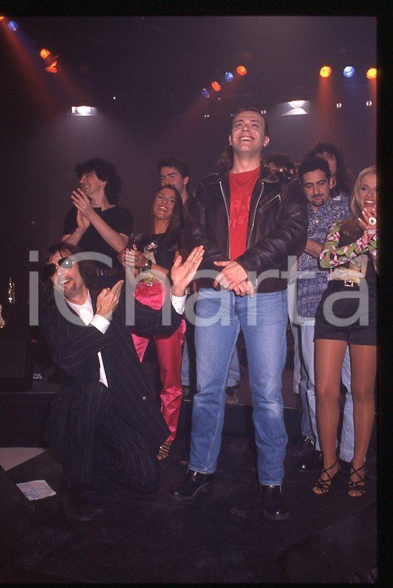 883 Max PEZZALI Paola e Chiara IEZZI 1995 - 35mm vintage slide (1) Diapositiva originale, in formato 35 mm.La foto venne scattata durante le riprese dello speciale dedicato all'album "La donna il sogno & il grande incubo" trasmesso su Italia 1.Nella diapositiva compare inoltre Claudio Cecchetto.Per i diritti rivolgersi a ICharta.E' severamente vietata la riproduzione. Tutti i diritti sono riservati.ICharta mette in vendita, sul negozio eBay e in esclusiva sul sito "icharta" il proprio archivio composto da numerose diapositive e negativi fotografici d'epoca, tutti originali e autentici, che attraversano la storia del costume tra la fine degli anni Sessanta e Novanta.Si tratta di uno sguardo inedito sull'attualità , la politica, la vita quotidiana, il gossip e la cultura, che fotografa il cambiamento della nazione in quest'ultimo scorcio del XX secolo.Un'occasione unica per il mercato del collezionismo, che vede finalmente disponibile un archivio eccezionale per vastità , tematiche e condizioni, in un settore (il negativo fotografico e la diapositiva) di assoluta novitÃ e dalle interessanti prospettive di investimento. GOOD/buono   originale e autentica 1