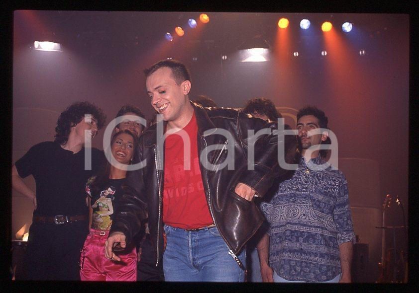 883 Max PEZZALI Paola IEZZI 1995 - 35mm vintage slide (1) Diapositiva originale, in formato 35 mm.La foto venne scattata durante le riprese dello speciale dedicato all'album "La donna il sogno & il grande incubo" trasmesso su Italia 1.Per i diritti rivolgersi a ICharta.E' severamente vietata la riproduzione. Tutti i diritti sono riservati.ICharta mette in vendita, sul negozio eBay e in esclusiva sul sito "icharta" il proprio archivio composto da numerose diapositive e negativi fotografici d'epoca, tutti originali e autentici, che attraversano la storia del costume tra la fine degli anni Sessanta e Novanta.Si tratta di uno sguardo inedito sull'attualità , la politica, la vita quotidiana, il gossip e la cultura, che fotografa il cambiamento della nazione in quest'ultimo scorcio del XX secolo.Un'occasione unica per il mercato del collezionismo, che vede finalmente disponibile un archivio eccezionale per vastità , tematiche e condizioni, in un settore (il negativo fotografico e la diapositiva) di assoluta novitÃ e dalle interessanti prospettive di investimento. GOOD/buono   originale e autentica 1