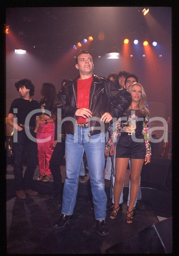 883 Max PEZZALI Chiara IEZZI 1995 - 35mm vintage slide (2) Diapositiva originale, in formato 35 mm.La foto venne scattata durante le riprese dello speciale dedicato all'album "La donna il sogno & il grande incubo" trasmesso su Italia 1.Per i diritti rivolgersi a ICharta.E' severamente vietata la riproduzione. Tutti i diritti sono riservati.ICharta mette in vendita, sul negozio eBay e in esclusiva sul sito "icharta" il proprio archivio composto da numerose diapositive e negativi fotografici d'epoca, tutti originali e autentici, che attraversano la storia del costume tra la fine degli anni Sessanta e Novanta.Si tratta di uno sguardo inedito sull'attualità , la politica, la vita quotidiana, il gossip e la cultura, che fotografa il cambiamento della nazione in quest'ultimo scorcio del XX secolo.Un'occasione unica per il mercato del collezionismo, che vede finalmente disponibile un archivio eccezionale per vastità , tematiche e condizioni, in un settore (il negativo fotografico e la diapositiva) di assoluta novità e dalle interessanti prospettive di investimento. GOOD/buono   originale e autentica 1