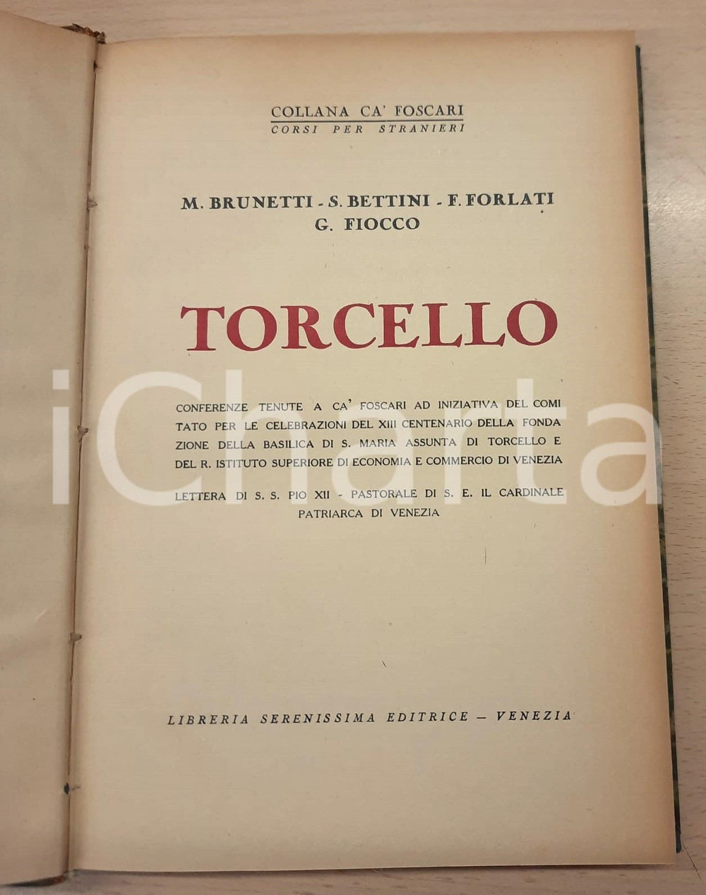 1940 VENEZIA Torcello - Conferenze tenute a Ca' Foscari *ILLUSTRATO Brossura editoriale con copertina rigida, dorso in pelle.Illustrato con tavole b/n a piena pagina.Titolo completo: "Torcello / Conferenze tenute a Ca' Foscari ad iniziativa del Comitato per la celebrazioni del XIII centenario della fondazione della Basilica di S. Maria Assunta di Torcello e del R. Istituto Superiore di Economia e Commercio di Venezia".PAGINE: 180EDITORE: Venezia - Libreria Serenissima  POOR/danneggiato buone condizioni interne, ma rosure evidenti in copertina Formato: 17x24 cm originale e autentica 1