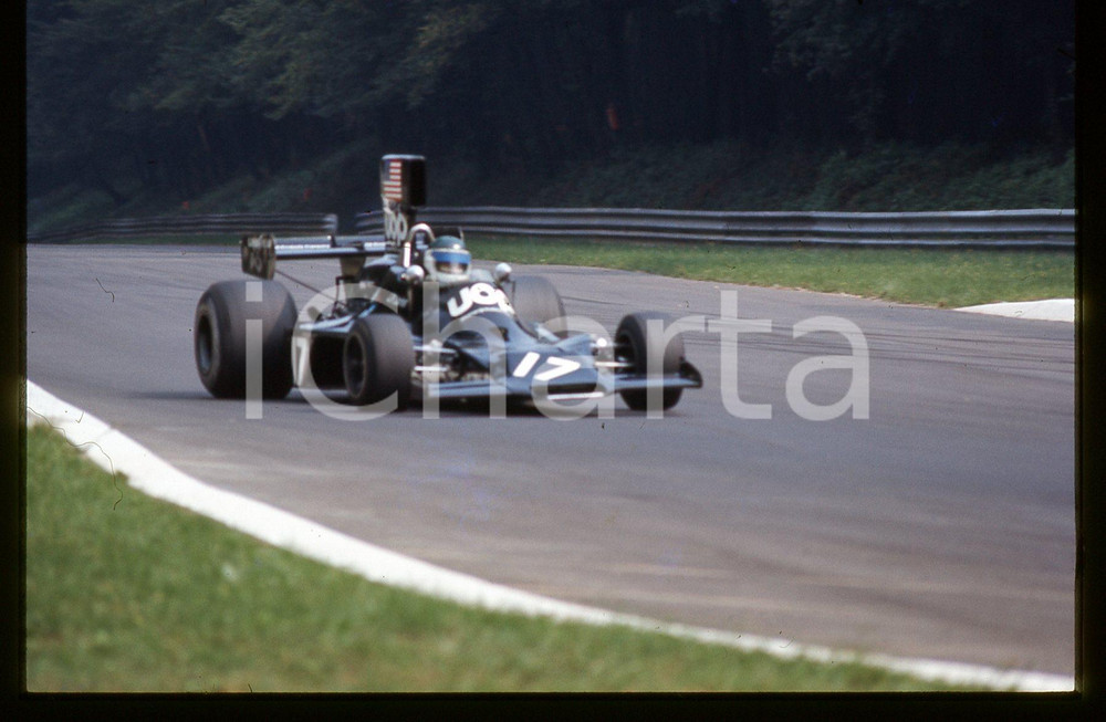Jean-Pierre JARIER su SHADOW DN3 - FORMULA 1 GP MONZA 1974 35 mm vintage slide Diapositiva d'epoca, in formato 35 mm.CONDIZIONI: GOODE' severamente vietata la riproduzione. Tutti i diritti sono riservati.Nella diapositiva ICharta mette in vendita, sul negozio eBay e in esclusiva sul sito "icharta" il proprio archivio composto da numerose diapositive e negativi fotografici d'epoca, tutti originali e autentici, che attraversano la storia del costume italiano tra gli la fine degli anni Sessanta e Novanta.Si tratta di uno sguardo inedito sull'attualità , la politica, la vita quotidiana, il gossip e la cultura, che fotografa il cambiamento della nazione in quest'ultimo scorcio del XX secolo. Un'occasione unica per il mercato del collezionismo, che vede finalmente disponibile un archivio eccezionale per vastità , tematiche e condizioni, in un settore (il negativo fotografico e la diapositiva) di assoluta novità e dalle interessanti prospettive di investimento.  CONDIZIONI:GOOD/buono originale e autentica 1