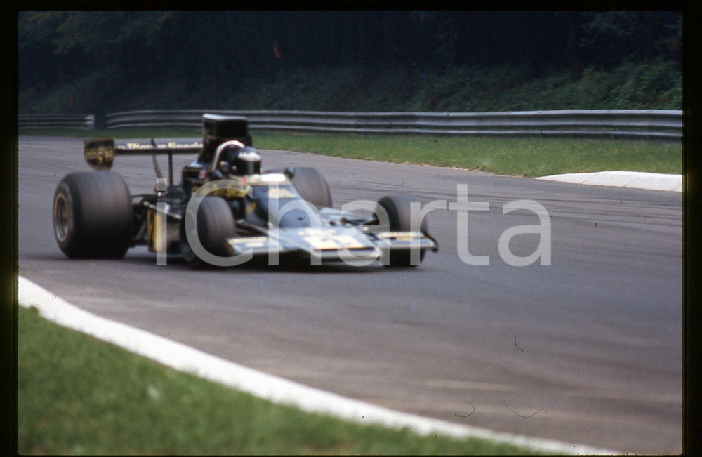 Jacky ICKX su LOTUS 76 - FORMULA 1 GP MONZA 1974 35 mm vintage slide Diapositiva d'epoca, in formato 35 mm.CONDIZIONI: GOODE' severamente vietata la riproduzione. Tutti i diritti sono riservati.Nella diapositiva ICharta mette in vendita, sul negozio eBay e in esclusiva sul sito "icharta" il proprio archivio composto da numerose diapositive e negativi fotografici d'epoca, tutti originali e autentici, che attraversano la storia del costume italiano tra gli la fine degli anni Sessanta e Novanta.Si tratta di uno sguardo inedito sull'attualità , la politica, la vita quotidiana, il gossip e la cultura, che fotografa il cambiamento della nazione in quest'ultimo scorcio del XX secolo. Un'occasione unica per il mercato del collezionismo, che vede finalmente disponibile un archivio eccezionale per vastità , tematiche e condizioni, in un settore (il negativo fotografico e la diapositiva) di assoluta novità e dalle interessanti prospettive di investimento.  CONDIZIONI:GOOD/buono originale e autentica 1