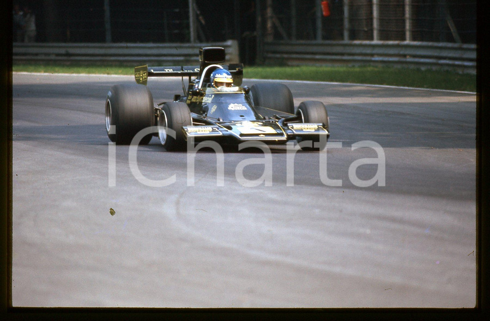 Ronnie PETERSON su LOTUS 76 - FORMULA 1 GP MONZA 1974 35 mm vintage slide Diapositiva d'epoca, in formato 35 mm.CONDIZIONI: GOODE' severamente vietata la riproduzione. Tutti i diritti sono riservati.Nella diapositiva ICharta mette in vendita, sul negozio eBay e in esclusiva sul sito "icharta" il proprio archivio composto da numerose diapositive e negativi fotografici d'epoca, tutti originali e autentici, che attraversano la storia del costume italiano tra gli la fine degli anni Sessanta e Novanta.Si tratta di uno sguardo inedito sull'attualità , la politica, la vita quotidiana, il gossip e la cultura, che fotografa il cambiamento della nazione in quest'ultimo scorcio del XX secolo. Un'occasione unica per il mercato del collezionismo, che vede finalmente disponibile un archivio eccezionale per vastità , tematiche e condizioni, in un settore (il negativo fotografico e la diapositiva) di assoluta novità e dalle interessanti prospettive di investimento.  CONDIZIONI:GOOD/buono originale e autentica 1