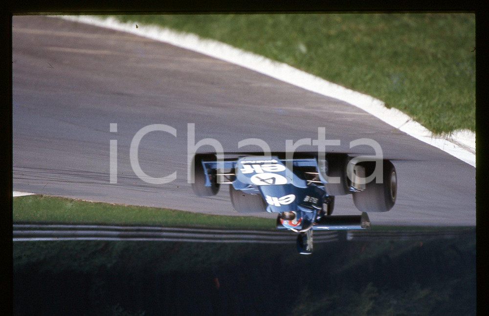 Patrick DEPAILLER su TYRRELL 007 - FORMULA 1 GP MONZA 1974 35 mm vintage slide Diapositiva d'epoca, in formato 35 mm.CONDIZIONI: GOODE' severamente vietata la riproduzione. Tutti i diritti sono riservati.Nella diapositiva ICharta mette in vendita, sul negozio eBay e in esclusiva sul sito "icharta" il proprio archivio composto da numerose diapositive e negativi fotografici d'epoca, tutti originali e autentici, che attraversano la storia del costume italiano tra gli la fine degli anni Sessanta e Novanta.Si tratta di uno sguardo inedito sull'attualità , la politica, la vita quotidiana, il gossip e la cultura, che fotografa il cambiamento della nazione in quest'ultimo scorcio del XX secolo. Un'occasione unica per il mercato del collezionismo, che vede finalmente disponibile un archivio eccezionale per vastità , tematiche e condizioni, in un settore (il negativo fotografico e la diapositiva) di assoluta novità e dalle interessanti prospettive di investimento.  GOOD/buono   originale e autentica 1