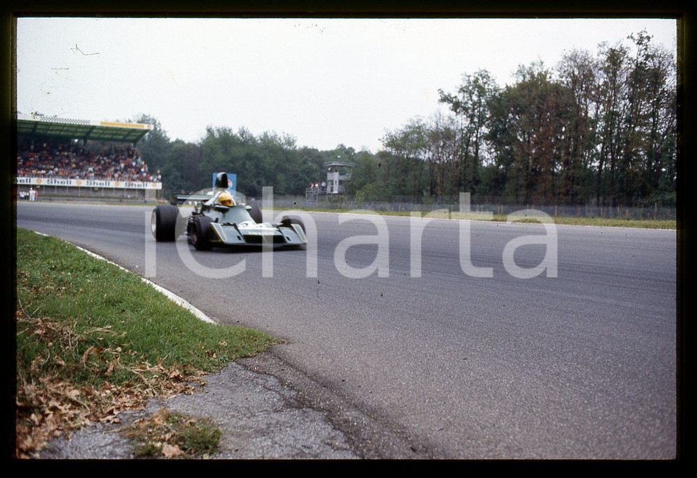 Mike WILDS su ENSIGN N173 - FORMULA 1 GP MONZA 1974 35 mm vintage slide Diapositiva d'epoca, in formato 35 mm.CONDIZIONI: GOODE' severamente vietata la riproduzione. Tutti i diritti sono riservati.Nella diapositiva ICharta mette in vendita, sul negozio eBay e in esclusiva sul sito "icharta" il proprio archivio composto da numerose diapositive e negativi fotografici d'epoca, tutti originali e autentici, che attraversano la storia del costume italiano tra gli la fine degli anni Sessanta e Novanta.Si tratta di uno sguardo inedito sull'attualità , la politica, la vita quotidiana, il gossip e la cultura, che fotografa il cambiamento della nazione in quest'ultimo scorcio del XX secolo. Un'occasione unica per il mercato del collezionismo, che vede finalmente disponibile un archivio eccezionale per vastità , tematiche e condizioni, in un settore (il negativo fotografico e la diapositiva) di assoluta novità e dalle interessanti prospettive di investimento.  CONDIZIONI:GOOD/buono originale e autentica 1