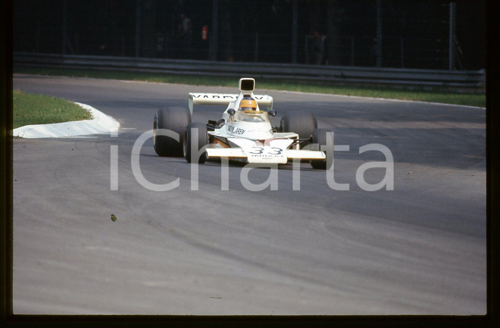 David HOBBS su MCLAREN M23 - FORMULA 1 GP MONZA 1974 35 mm vintage slide Diapositiva d'epoca, in formato 35 mm.CONDIZIONI: GOODE' severamente vietata la riproduzione. Tutti i diritti sono riservati.Nella diapositiva ICharta mette in vendita, sul negozio eBay e in esclusiva sul sito "icharta" il proprio archivio composto da numerose diapositive e negativi fotografici d'epoca, tutti originali e autentici, che attraversano la storia del costume italiano tra gli la fine degli anni Sessanta e Novanta.Si tratta di uno sguardo inedito sull'attualità , la politica, la vita quotidiana, il gossip e la cultura, che fotografa il cambiamento della nazione in quest'ultimo scorcio del XX secolo. Un'occasione unica per il mercato del collezionismo, che vede finalmente disponibile un archivio eccezionale per vastità , tematiche e condizioni, in un settore (il negativo fotografico e la diapositiva) di assoluta novità e dalle interessanti prospettive di investimento.  CONDIZIONI:GOOD/buono originale e autentica 1