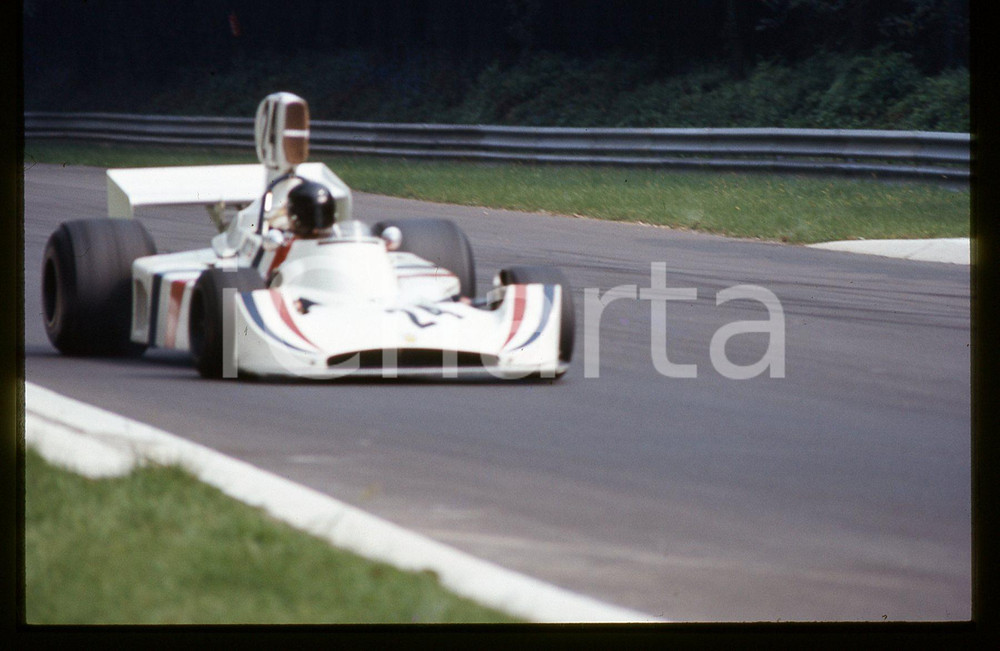 James HUNT su HESKETH 308 - FORMULA 1 GP MONZA 1974 35 mm vintage slide Diapositiva d'epoca, in formato 35 mm.CONDIZIONI: GOODE' severamente vietata la riproduzione. Tutti i diritti sono riservati.Nella diapositiva ICharta mette in vendita, sul negozio eBay e in esclusiva sul sito "icharta" il proprio archivio composto da numerose diapositive e negativi fotografici d'epoca, tutti originali e autentici, che attraversano la storia del costume italiano tra gli la fine degli anni Sessanta e Novanta.Si tratta di uno sguardo inedito sull'attualità , la politica, la vita quotidiana, il gossip e la cultura, che fotografa il cambiamento della nazione in quest'ultimo scorcio del XX secolo. Un'occasione unica per il mercato del collezionismo, che vede finalmente disponibile un archivio eccezionale per vastità , tematiche e condizioni, in un settore (il negativo fotografico e la diapositiva) di assoluta novità e dalle interessanti prospettive di investimento.  CONDIZIONI:GOOD/buono originale e autentica 1