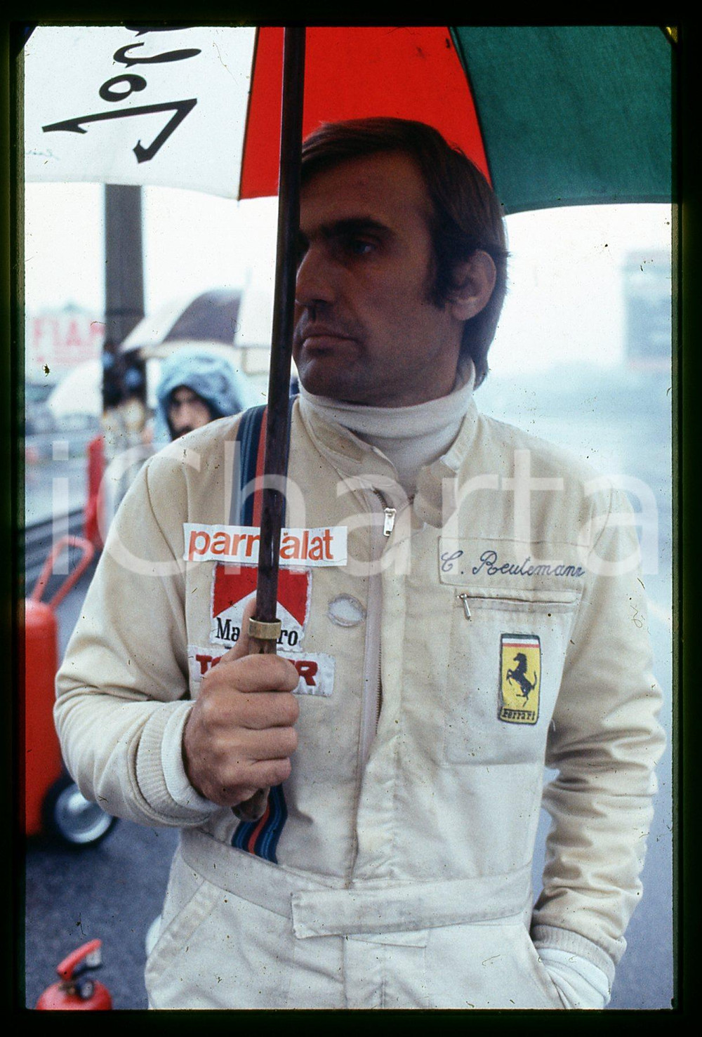 Carlos REUTEMANN Scuderia FERRARI - FORMULA 1 GP MONZA 1976 35 mm vintage slide Diapositiva d'epoca, in formato 35 mm.CONDIZIONI: GOODE' severamente vietata la riproduzione. Tutti i diritti sono riservati.Nella diapositiva ICharta mette in vendita, sul negozio eBay e in esclusiva sul sito "icharta" il proprio archivio composto da numerose diapositive e negativi fotografici d'epoca, tutti originali e autentici, che attraversano la storia del costume italiano tra gli la fine degli anni Sessanta e Novanta.Si tratta di uno sguardo inedito sull'attualità , la politica, la vita quotidiana, il gossip e la cultura, che fotografa il cambiamento della nazione in quest'ultimo scorcio del XX secolo. Un'occasione unica per il mercato del collezionismo, che vede finalmente disponibile un archivio eccezionale per vastità , tematiche e condizioni, in un settore (il negativo fotografico e la diapositiva) di assoluta novità e dalle interessanti prospettive di investimento.  GOOD/buono   originale e autentica 1