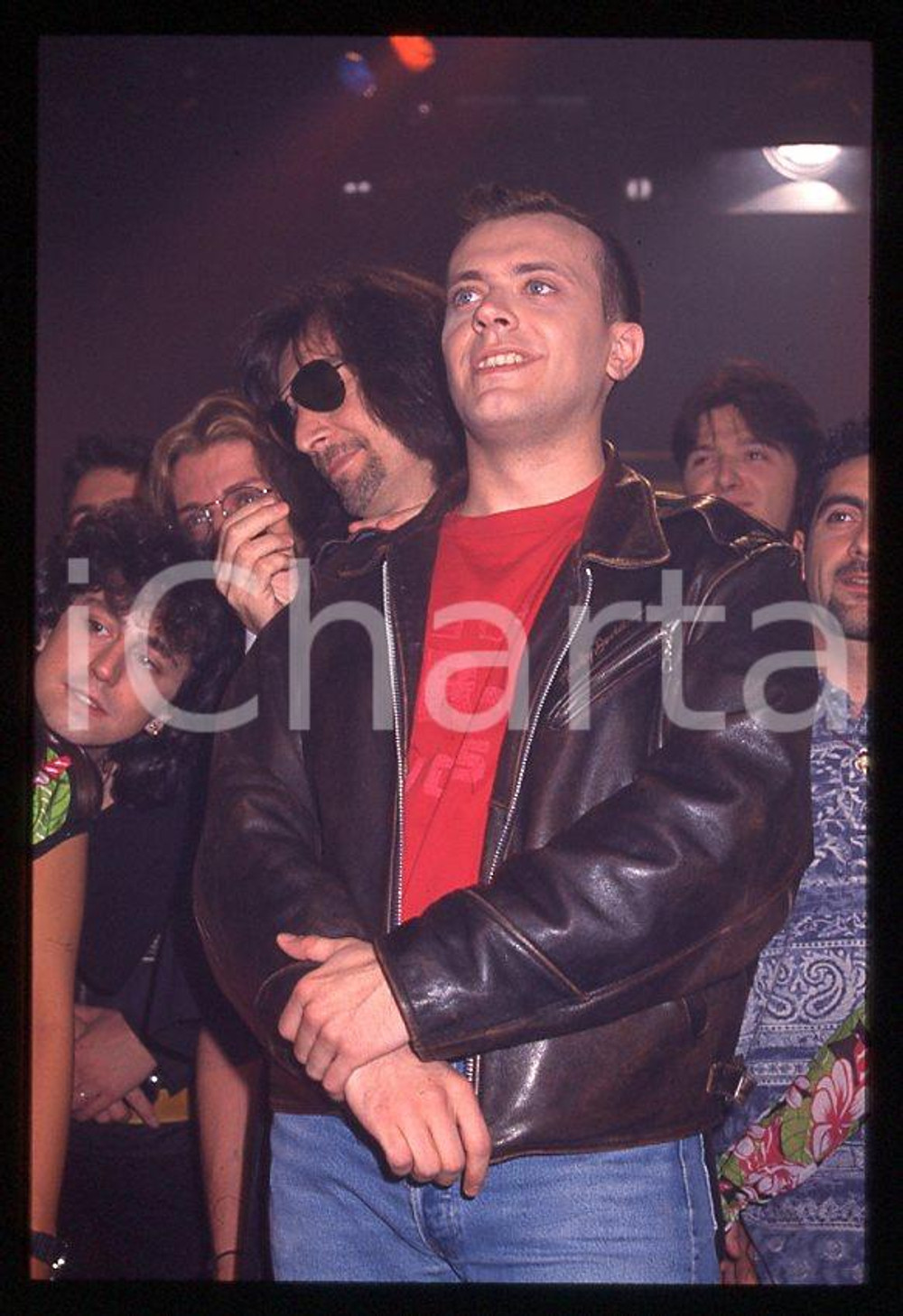 883 Max PEZZALI Concerto su ITALIA 1 1995 *35mm vintage slide (33) Diapositiva originale, in formato 35 mm.La foto venne scattata durante le riprese dello speciale dedicato all'album "La donna il sogno & il grande incubo" trasmesso su Italia 1.Nella diapositiva compare inoltre Claudio Cecchetto.Per i diritti rivolgersi a ICharta.E' severamente vietata la riproduzione. Tutti i diritti sono riservati.ICharta mette in vendita, sul negozio eBay e in esclusiva sul sito "icharta" il proprio archivio composto da numerose diapositive e negativi fotografici d'epoca, tutti originali e autentici, che attraversano la storia del costume tra la fine degli anni Sessanta e Novanta.Si tratta di uno sguardo inedito sull'attualità , la politica, la vita quotidiana, il gossip e la cultura, che fotografa il cambiamento della nazione in quest'ultimo scorcio del XX secolo.Un'occasione unica per il mercato del collezionismo, che vede finalmente disponibile un archivio eccezionale per vastità , tematiche e condizioni, in un settore (il negativo fotografico e la diapositiva) di assoluta novità e dalle interessanti prospettive di investimento. GOOD/buono   originale e autentica 1