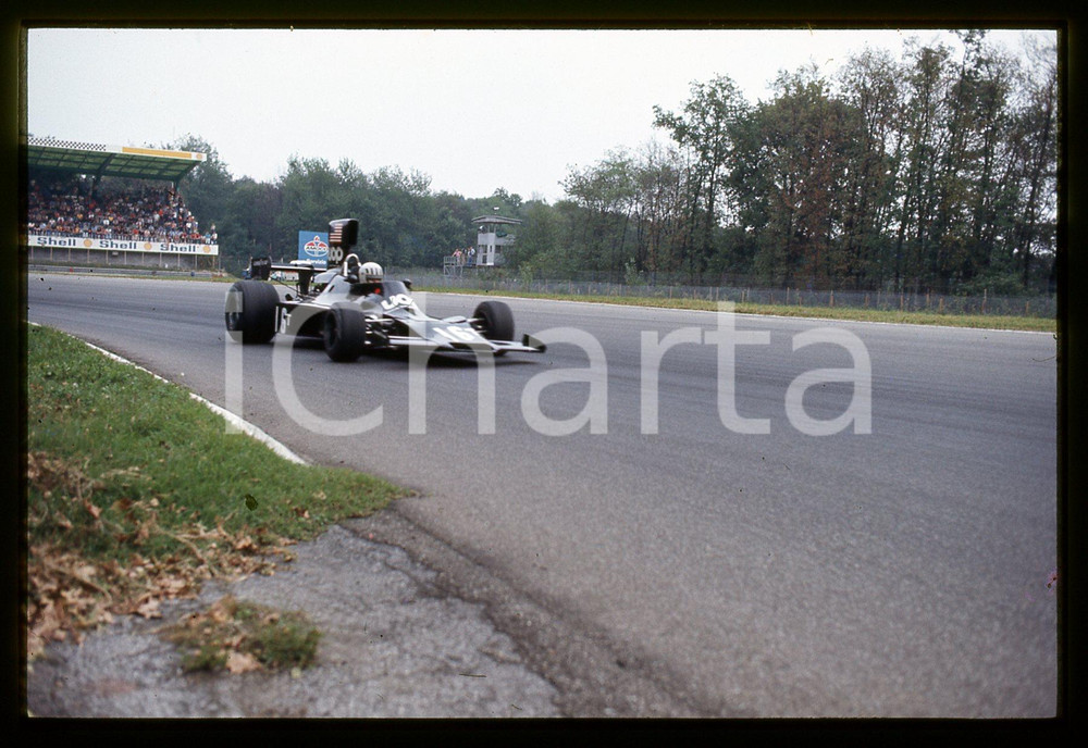 Tom PRYCE su SHADOW DN3 - FORMULA 1 GP MONZA 1974 35 mm vintage slide Diapositiva d'epoca, in formato 35 mm.CONDIZIONI: GOODE' severamente vietata la riproduzione. Tutti i diritti sono riservati.Nella diapositiva ICharta mette in vendita, sul negozio eBay e in esclusiva sul sito "icharta" il proprio archivio composto da numerose diapositive e negativi fotografici d'epoca, tutti originali e autentici, che attraversano la storia del costume italiano tra gli la fine degli anni Sessanta e Novanta.Si tratta di uno sguardo inedito sull'attualità , la politica, la vita quotidiana, il gossip e la cultura, che fotografa il cambiamento della nazione in quest'ultimo scorcio del XX secolo. Un'occasione unica per il mercato del collezionismo, che vede finalmente disponibile un archivio eccezionale per vastità , tematiche e condizioni, in un settore (il negativo fotografico e la diapositiva) di assoluta novità e dalle interessanti prospettive di investimento.  GOOD/buono   originale e autentica 1