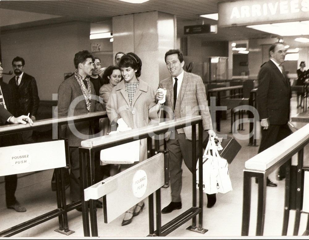 Fotografia d epoca originale 1965 ca PARIS Andy WILLIAMS and his wife Claudine LONGET at the airport Photo 1
