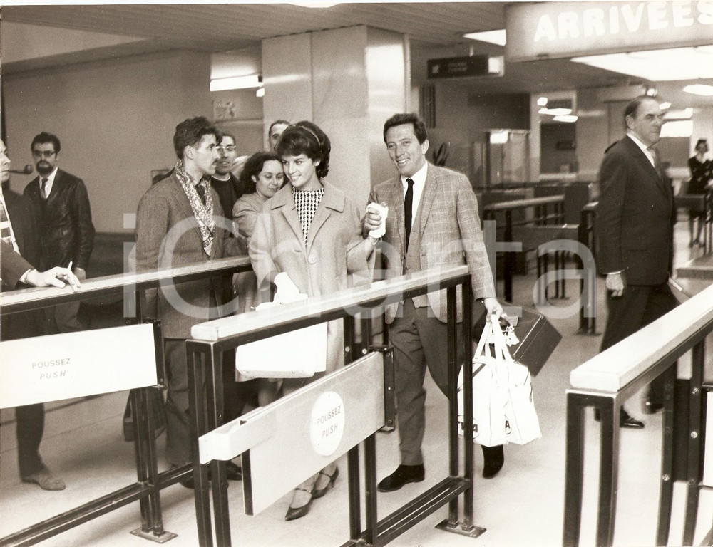 Fotografia d epoca originale 1965 ca PARIS Andy WILLIAMS and his wife Claudine LONGET at the airport Photo 1