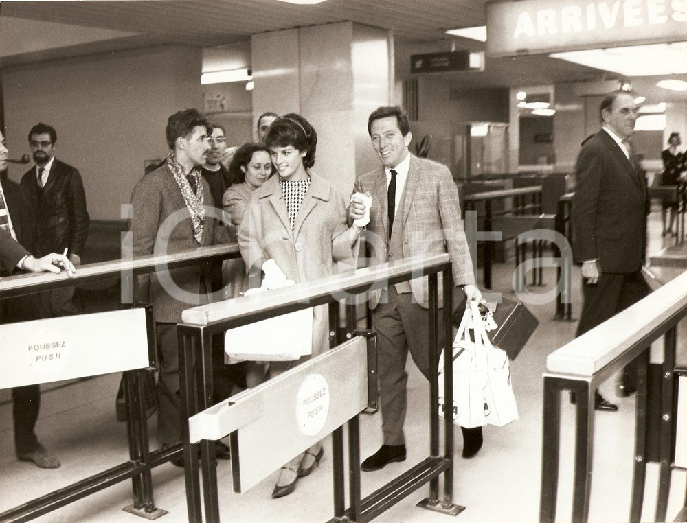Fotografia d epoca originale 1965 ca PARIS Andy WILLIAMS and his wife Claudine LONGET at the airport Photo 1