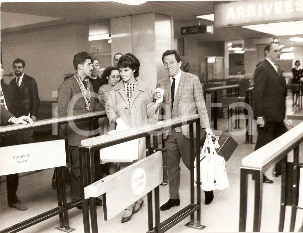Fotografia d epoca originale 1965 ca PARIS Andy WILLIAMS and his wife Claudine LONGET at the airport Photo 1