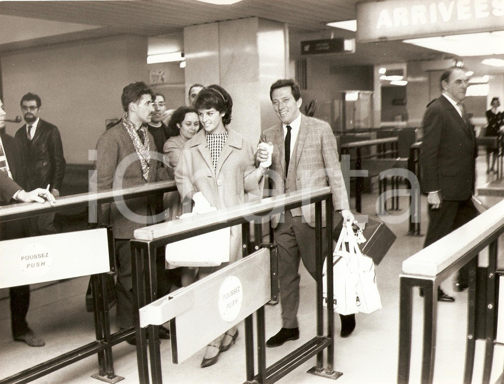 Fotografia d epoca originale 1965 ca PARIS Andy WILLIAMS and his wife Claudine LONGET at the airport Photo 1