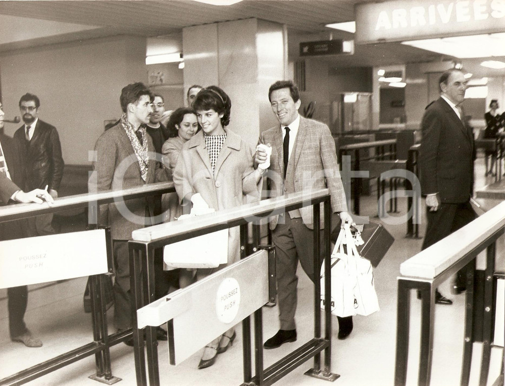 Fotografia d epoca originale 1965 ca PARIS Andy WILLIAMS and his wife Claudine LONGET at the airport Photo 1