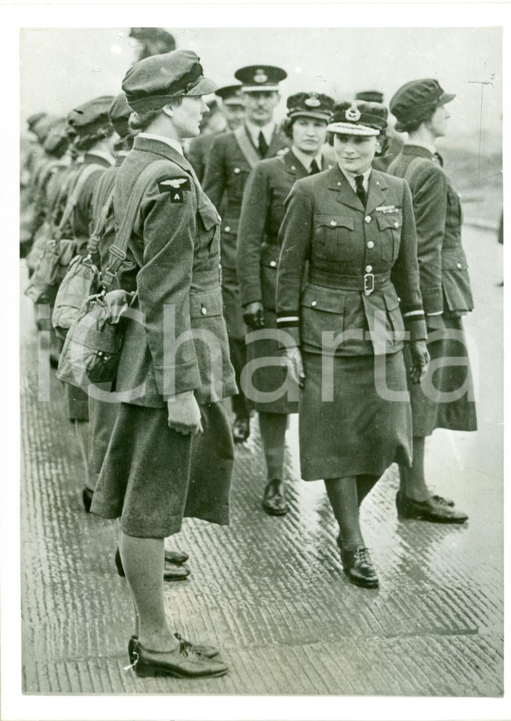 Fotografia d epoca originale 1940 LONDON WW2 Duchessa GLOUCESTER ispeziona sezione femminile RAF Foto 1