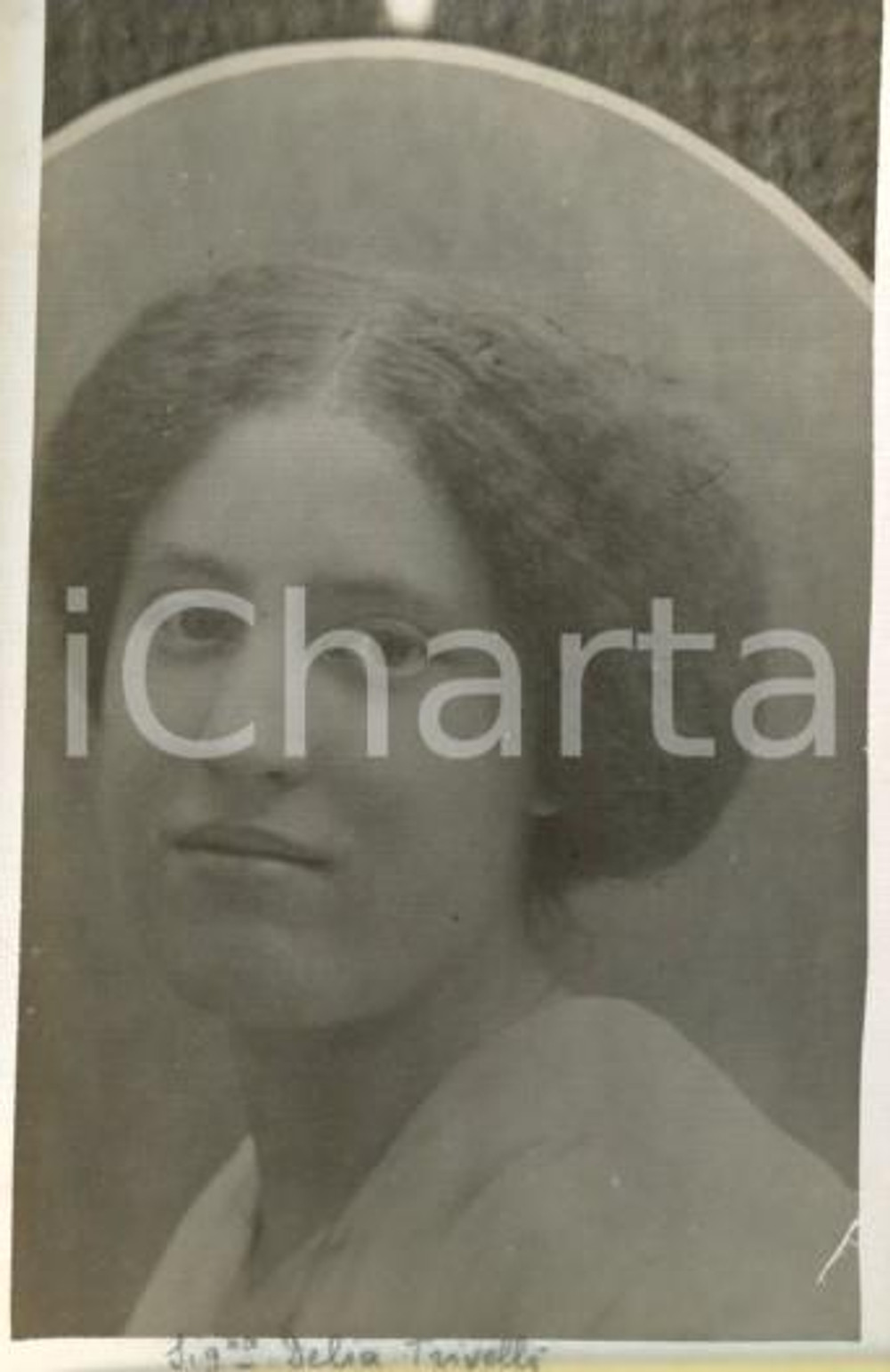 1915 ROMA - Luigi GREA Ritratto di Delia TRIVELLI *Fotocartolina ARTISTICA Fotografia originale d'epoca, in formato cartolina postale.Si tratta di uno scatto realizzato da un fotografo amatoriale, Luigi "Gigi" Grea, funzionario delle ferrovie. GOOD/buono minimi difetti di stampa Formato: 9x14 cm originale e autentica 1