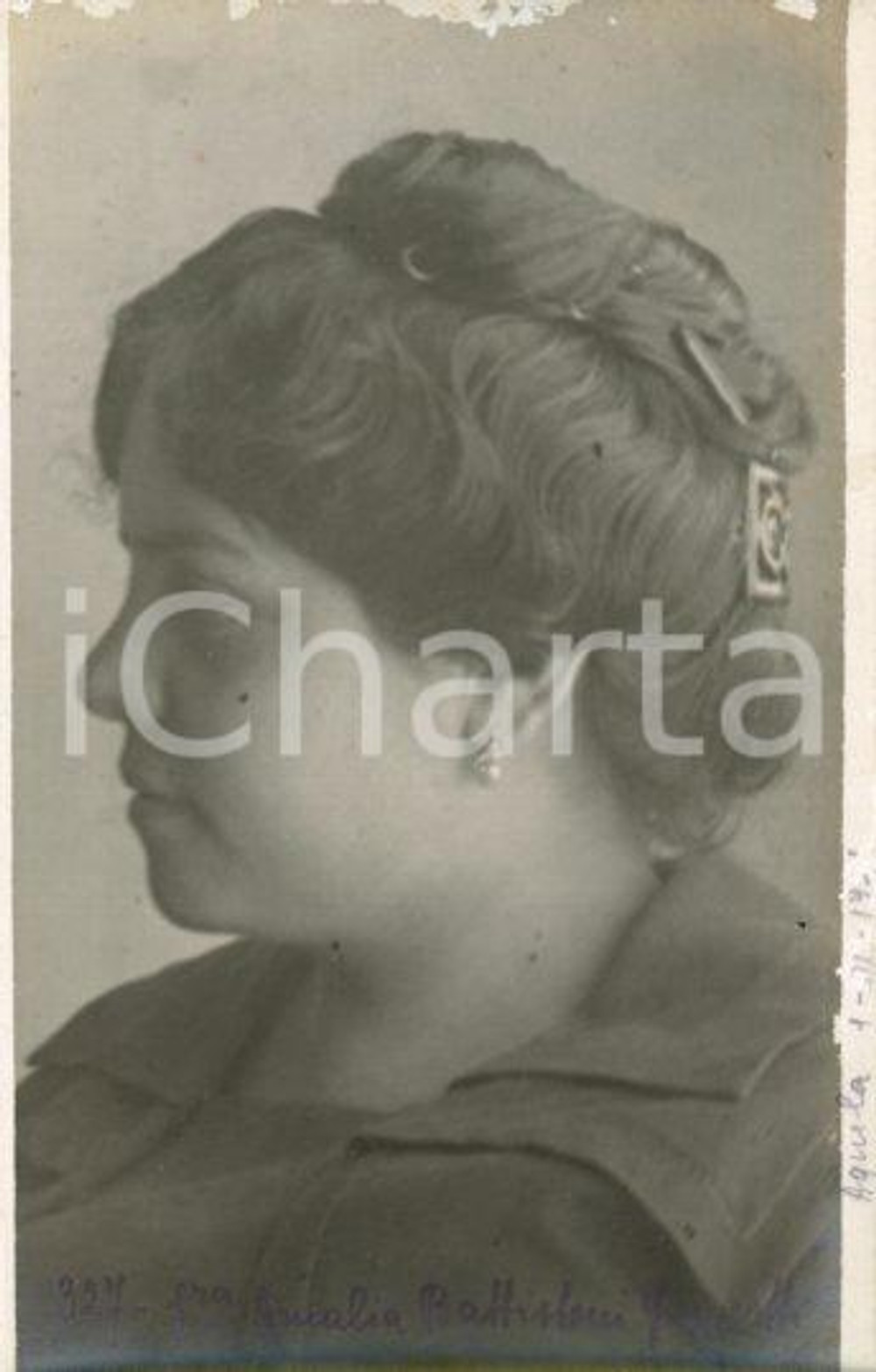 1921 L'AQUILA Ritratto di Amalia BATTISTONI GIANCOTTI *Foto Luigi GREA 2 Fotografia originale d'epoca, in formato cartolina postale.Si tratta di uno scatto realizzato da un fotografo amatoriale, Luigi "Gigi" Grea, funzionario delle ferrovie. FAIR/discreto abrasioni marginali Formato: 9x14 cm originale e autentica 1