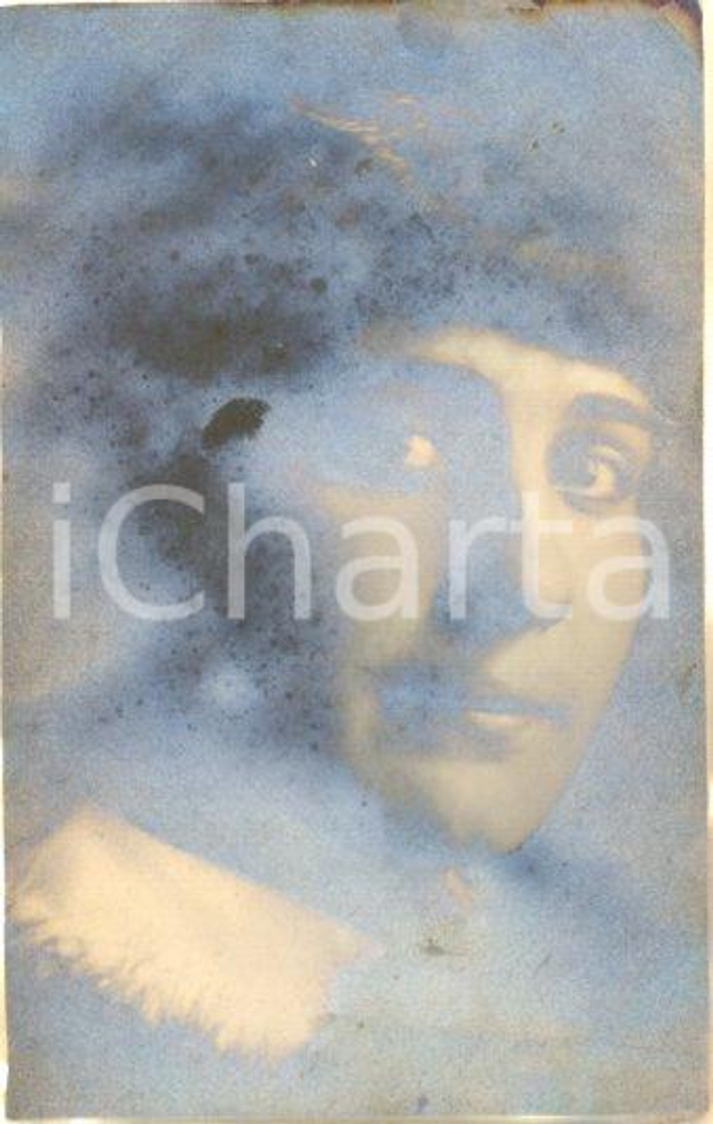 1914 ROMA Ritratto di Santina ROCCO *Foto Luigi GREA (2) Fotografia originale d'epoca, in formato cartolina postale.Si tratta di uno scatto realizzato da un fotografo amatoriale, Luigi "Gigi" Grea, funzionario delle ferrovie. POOR/danneggiato aloni Formato: 9x14 cm originale e autentica 1