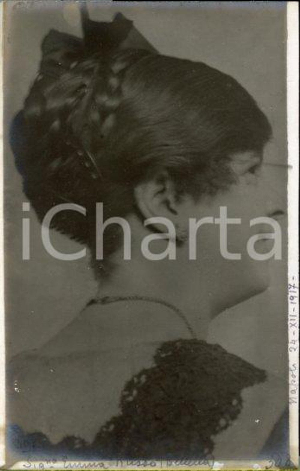 1917 NAPOLI Emma RUSSO - Ritratto di profilo *Fotocartolina Luigi GREA (3) Fotografia originale d'epoca, in formato cartolina postale.Si tratta di uno scatto realizzato da un fotografo amatoriale, Luigi "Gigi" Grea, funzionario delle ferrovie.Didascalia manoscritta al recto E AL VERSO. FAIR/discreto aloni marginali Formato: 9x14 cm originale e autentica 1