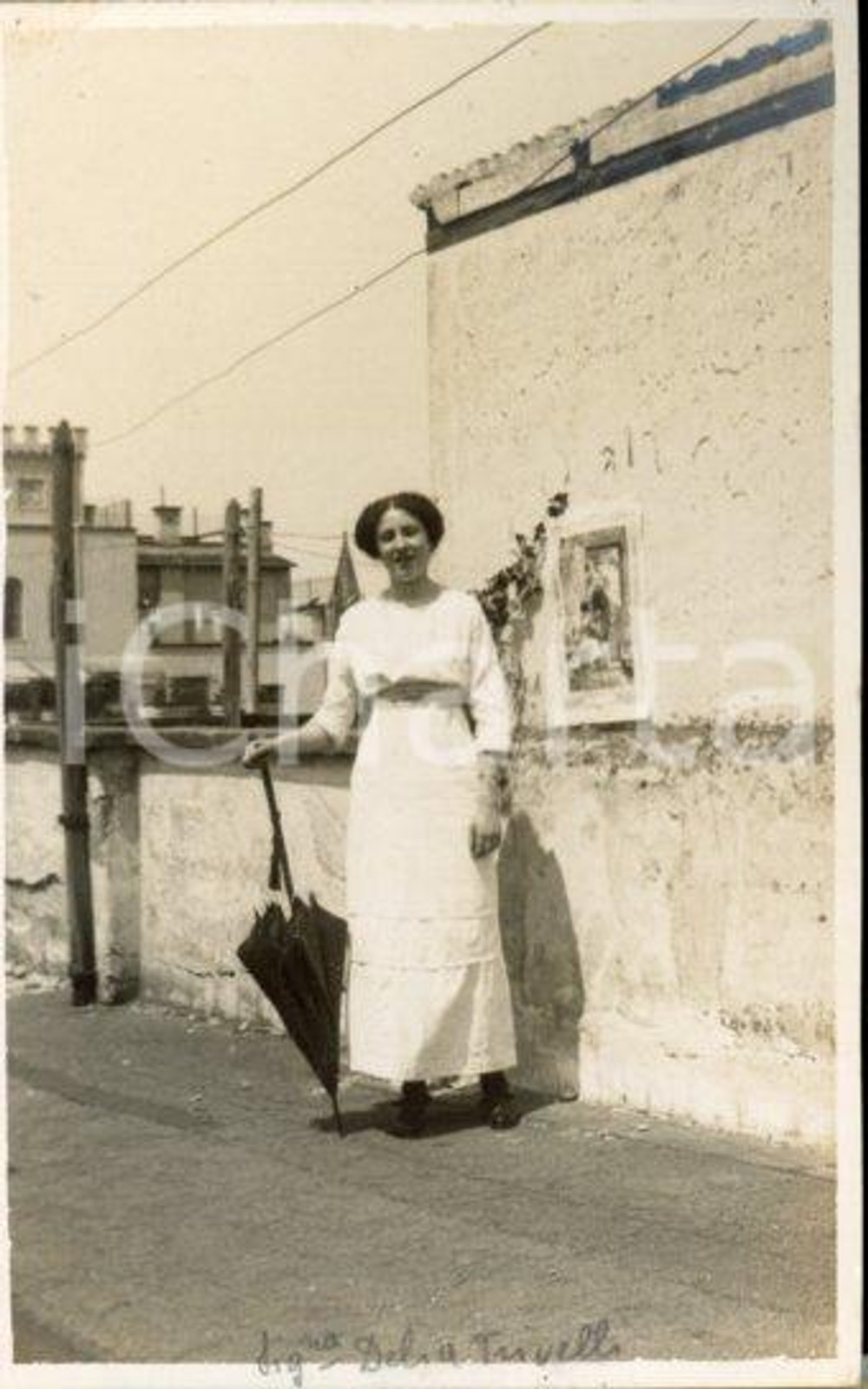1914 ROMA Ritratto di Delia TRIVELLI con parasole *Foto Luigi GREA (1) Fotografia originale d'epoca, in formato cartolina postale.Si tratta di uno scatto realizzato da un fotografo amatoriale, Luigi "Gigi" Grea, funzionario delle ferrovie. GOOD/buono graffi e tracce di colla al lato superiore Formato: 9x14 cm originale e autentica 1
