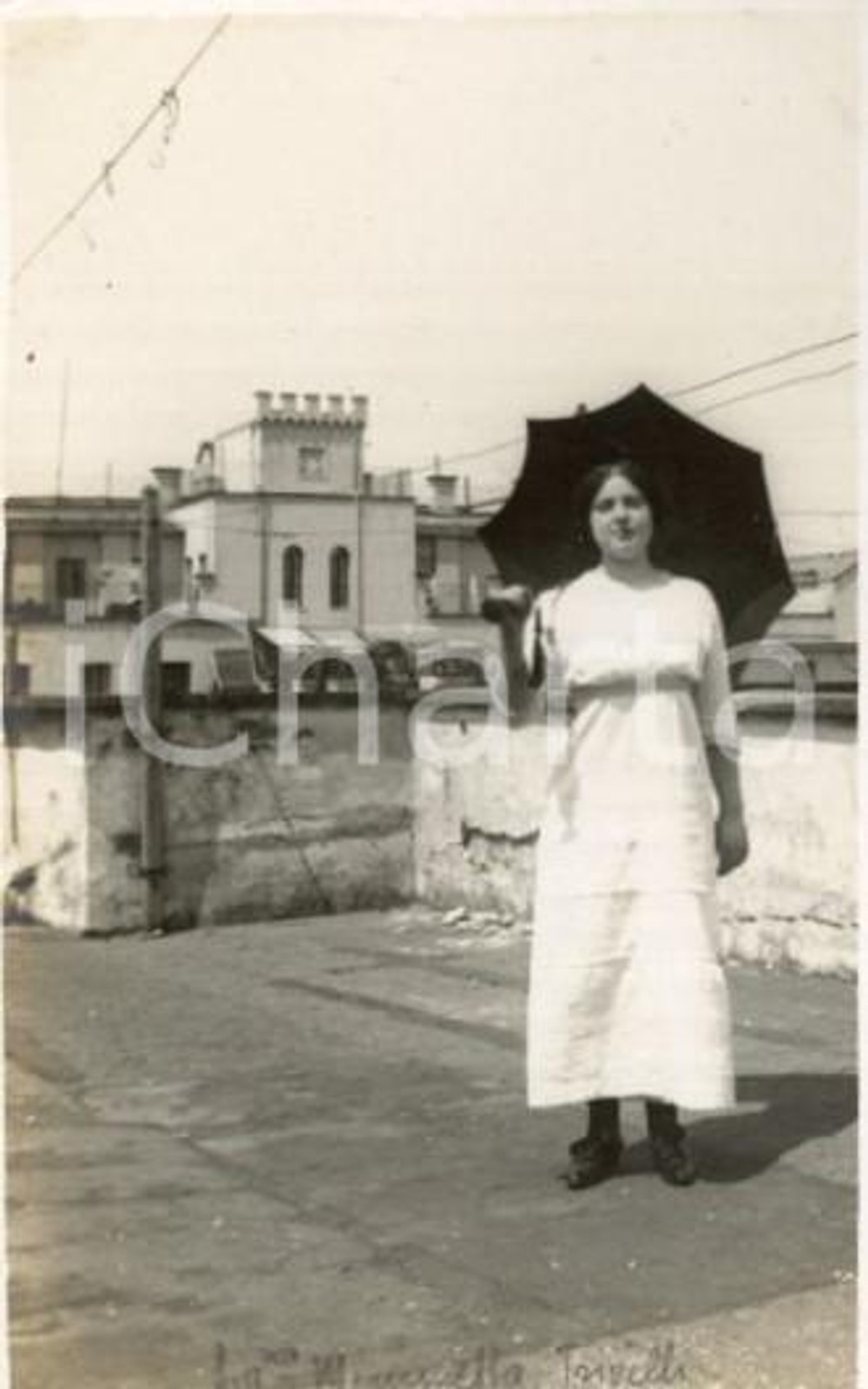 1914 ROMA Ritratto di Emilia TRIVELLI con parasole *Foto Luigi GREA (1) Fotografia originale d'epoca, in formato cartolina postale.Si tratta di uno scatto realizzato da un fotografo amatoriale, Luigi "Gigi" Grea, funzionario delle ferrovie. GOOD/buono graffi  al lato superiore Formato: 9x14 cm originale e autentica 1