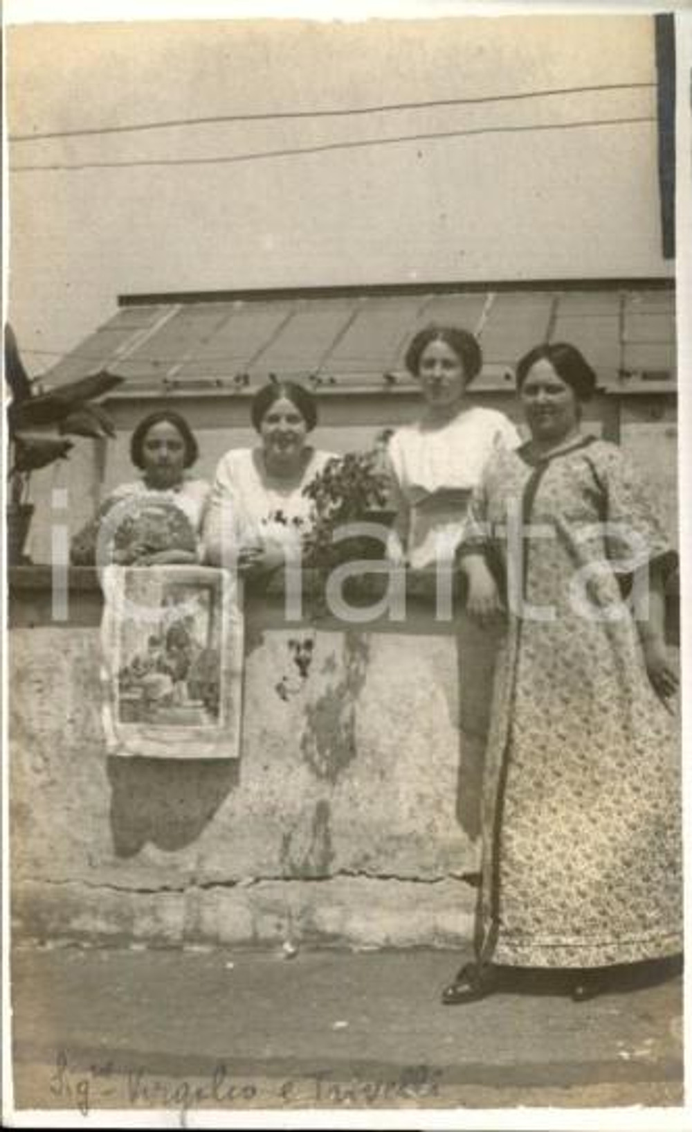 1915 ROMA Emilia e Delia TRIVELLI con Igea VIRGILIO *Foto Luigi GREA Fotografia originale d'epoca, in formato cartolina postale.Si tratta di uno scatto realizzato da un fotografo amatoriale, Luigi "Gigi" Grea, funzionario delle ferrovie. GOOD/buono aloni marginali Formato: 9x14 cm originale e autentica 1