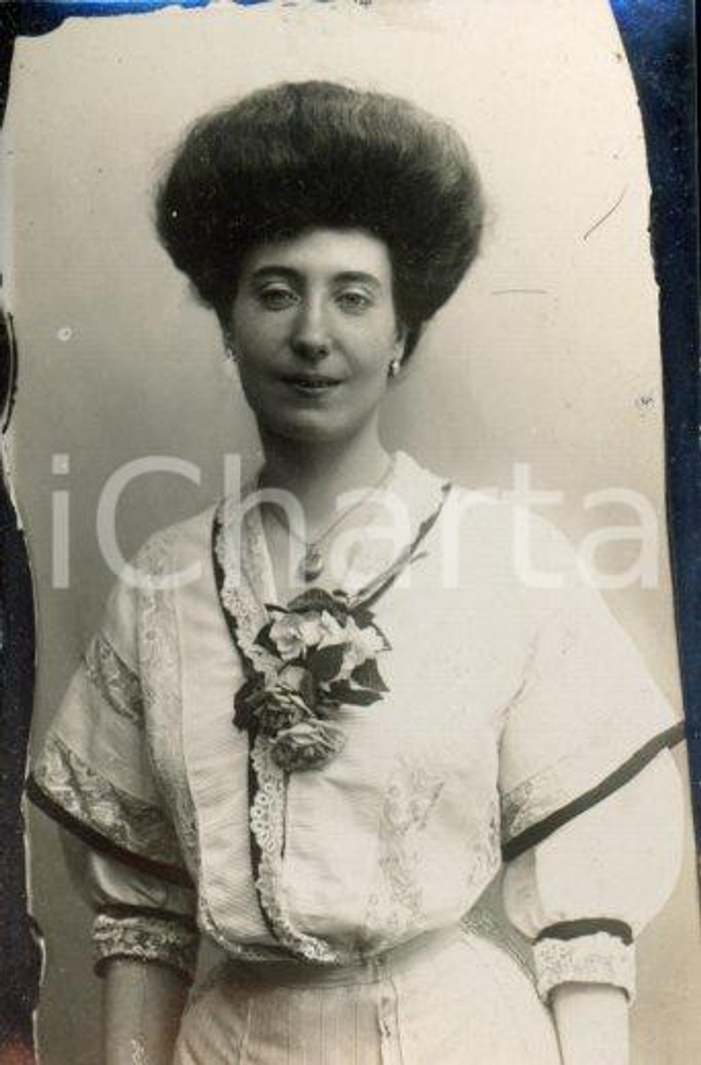 1915 ca s.l.  Ritratto di Ernesta GAMBA con fiori sul petto *Foto Luigi GREA Fotografia originale d'epoca, in formato cartolina postale.Si tratta di uno scatto realizzato da un fotografo amatoriale, Luigi "Gigi" Grea, funzionario delle ferrovie. FAIR/discreto difetti di stampa Formato: 9x14 cm originale e autentica 1