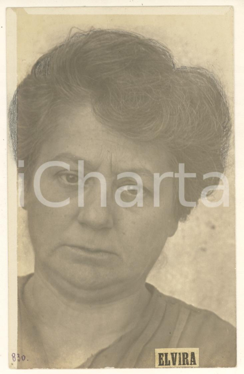 1924 ROMA Ritratto di Elvira MENICHINI - Fotocartolina Luigi GREA (1) Fotografia originale d'epoca, in formato cartolina postale.Si tratta di uno scatto realizzato da un fotografo amatoriale, Luigi "Gigi" Grea, funzionario delle ferrovie. Il nome è incollato con la tecnica del collage nella parte inferiore. FAIR/discreto ritocchi manuali Formato: 9x14 cm originale e autentica 1