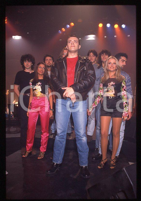 883 Max PEZZALI Paola e Chiara IEZZI 1995 - 35mm vintage slide (3) Diapositiva originale, in formato 35 mm.La foto venne scattata durante le riprese dello speciale dedicato all'album "La donna il sogno & il grande incubo" trasmesso su Italia 1.Per i diritti rivolgersi a ICharta.E' severamente vietata la riproduzione. Tutti i diritti sono riservati.ICharta mette in vendita, sul negozio eBay e in esclusiva sul sito "icharta" il proprio archivio composto da numerose diapositive e negativi fotografici d'epoca, tutti originali e autentici, che attraversano la storia del costume tra la fine degli anni Sessanta e Novanta.Si tratta di uno sguardo inedito sull'attualità , la politica, la vita quotidiana, il gossip e la cultura, che fotografa il cambiamento della nazione in quest'ultimo scorcio del XX secolo.Un'occasione unica per il mercato del collezionismo, che vede finalmente disponibile un archivio eccezionale per vastità , tematiche e condizioni, in un settore (il negativo fotografico e la diapositiva) di assoluta novità e dalle interessanti prospettive di investimento. GOOD/buono   originale e autentica 1